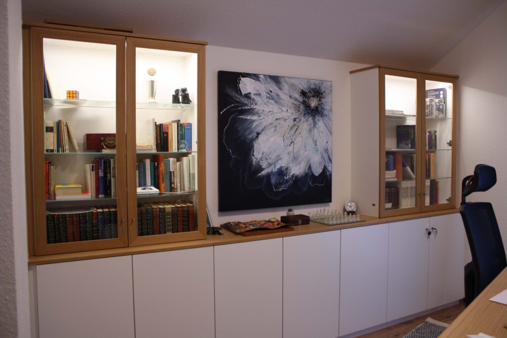 Maßgefertigte Möbel in einer Wohnung von HOLZWOI
