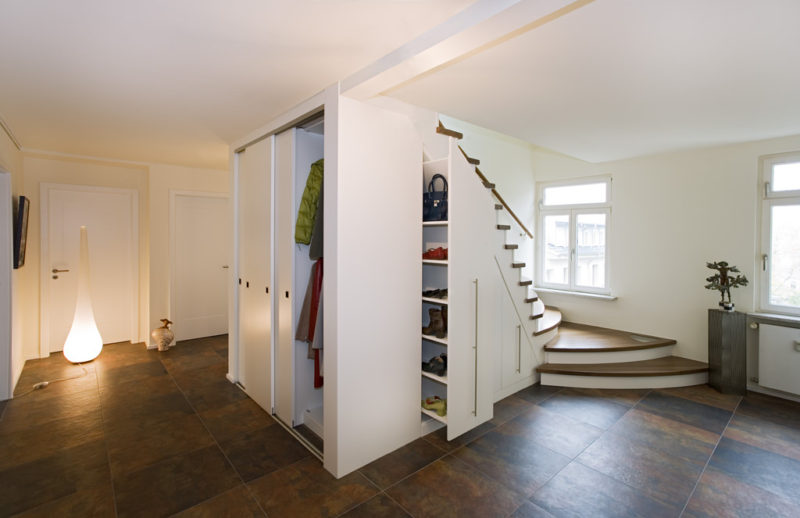 Garderobe unter der Treppe