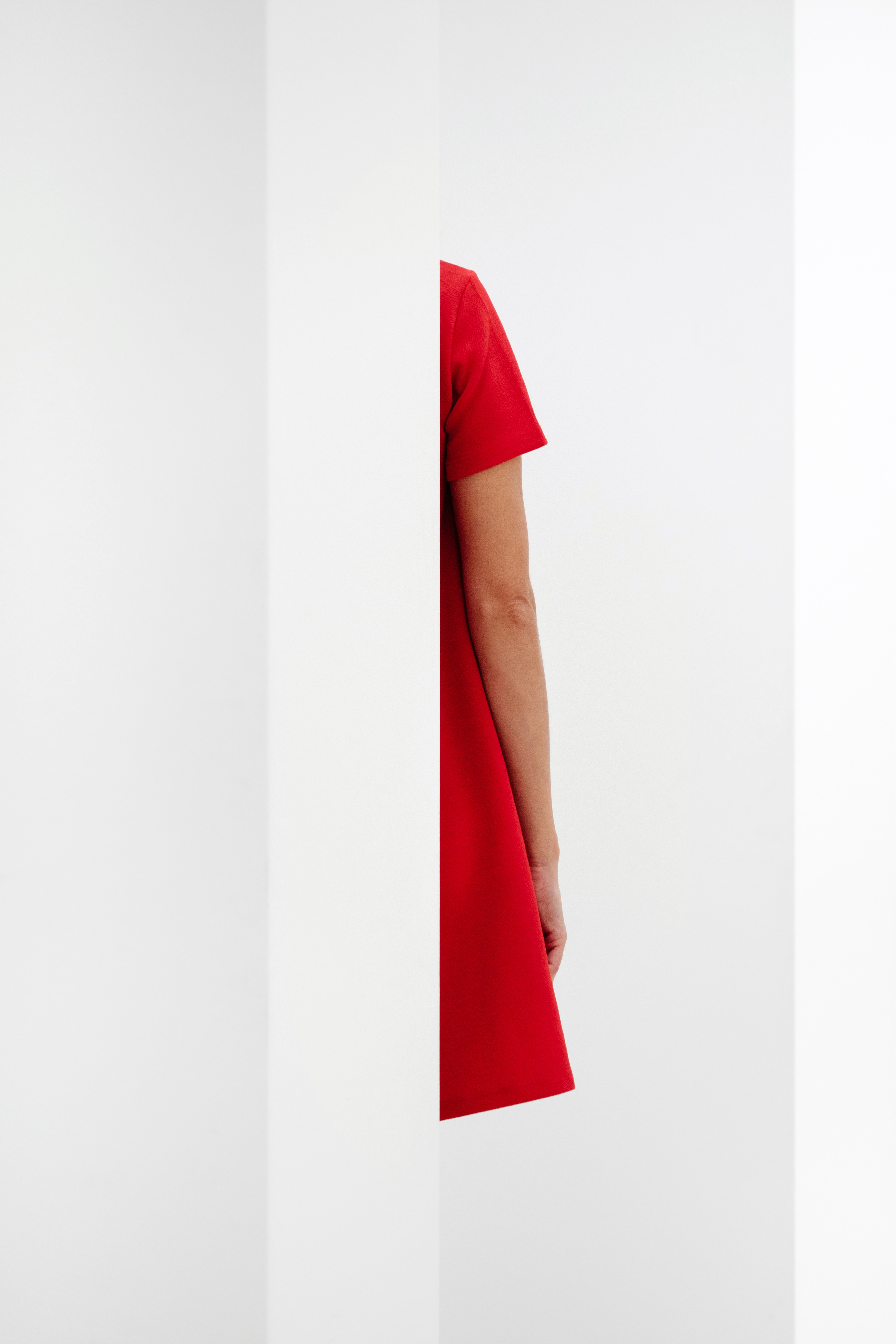 Frau mit rotem Kleid