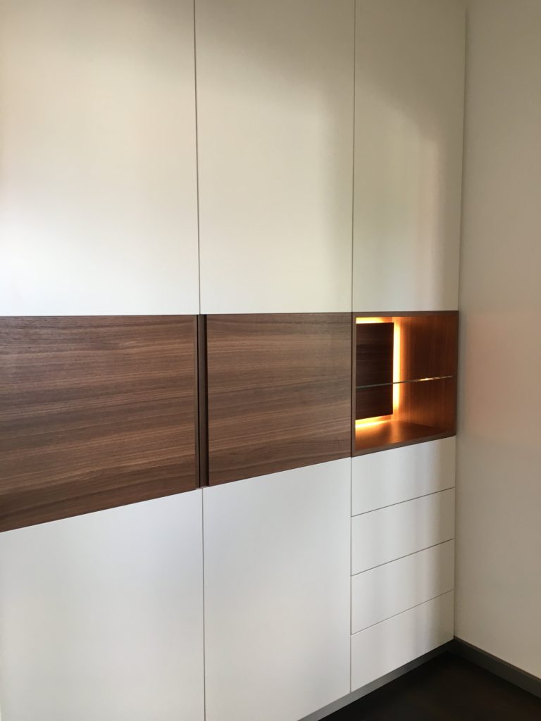 Garderobe in Nussbaum und Weißlack mit Sitzbank