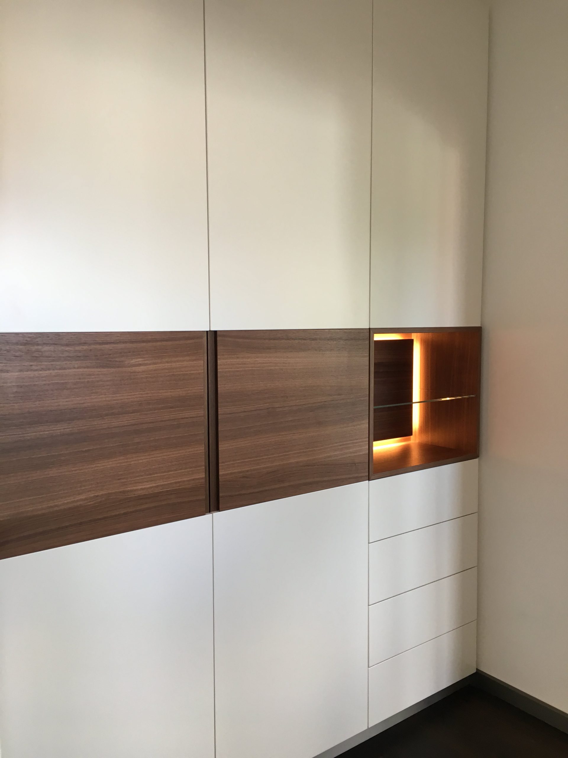 Garderobe in Nuss + Lack – Bild 2