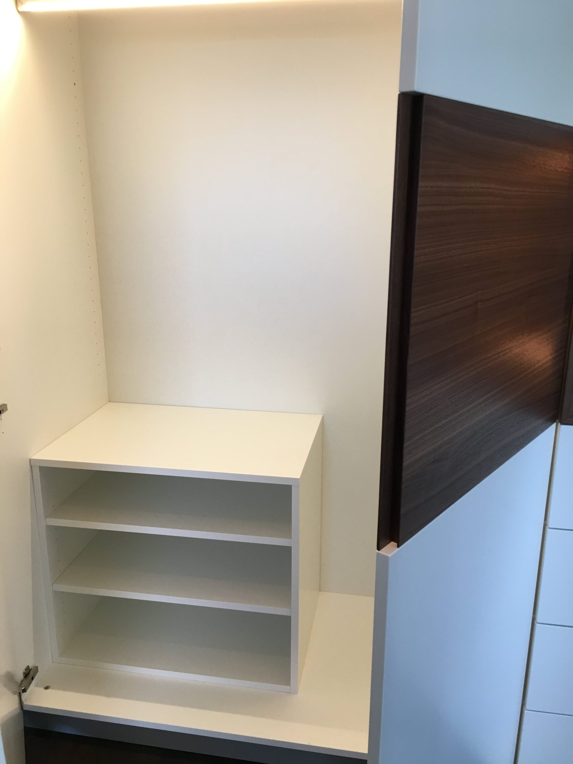 Garderobe in Nuss + Lack – Bild 9