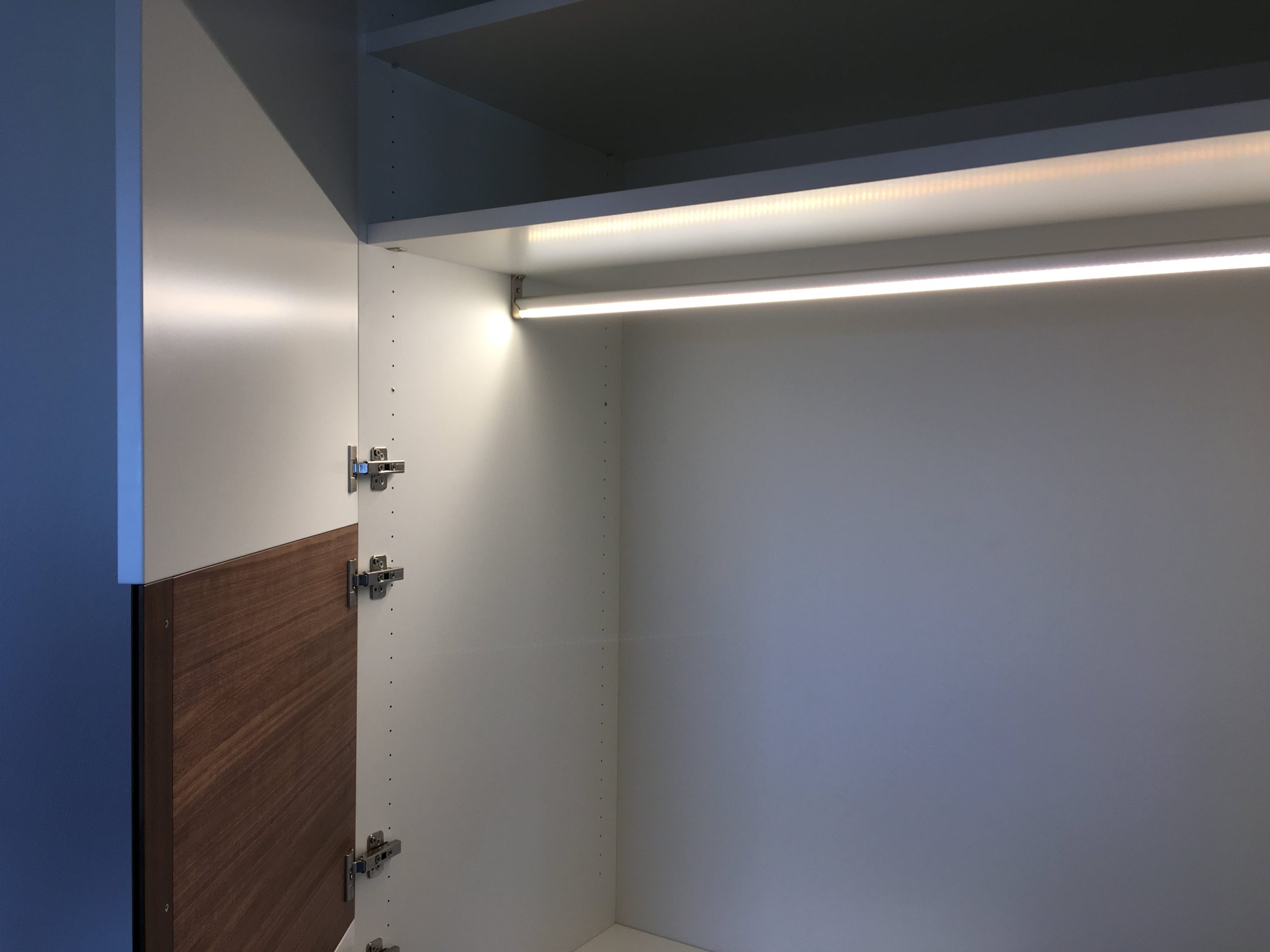 Garderobe in Nuss + Lack – Bild 10