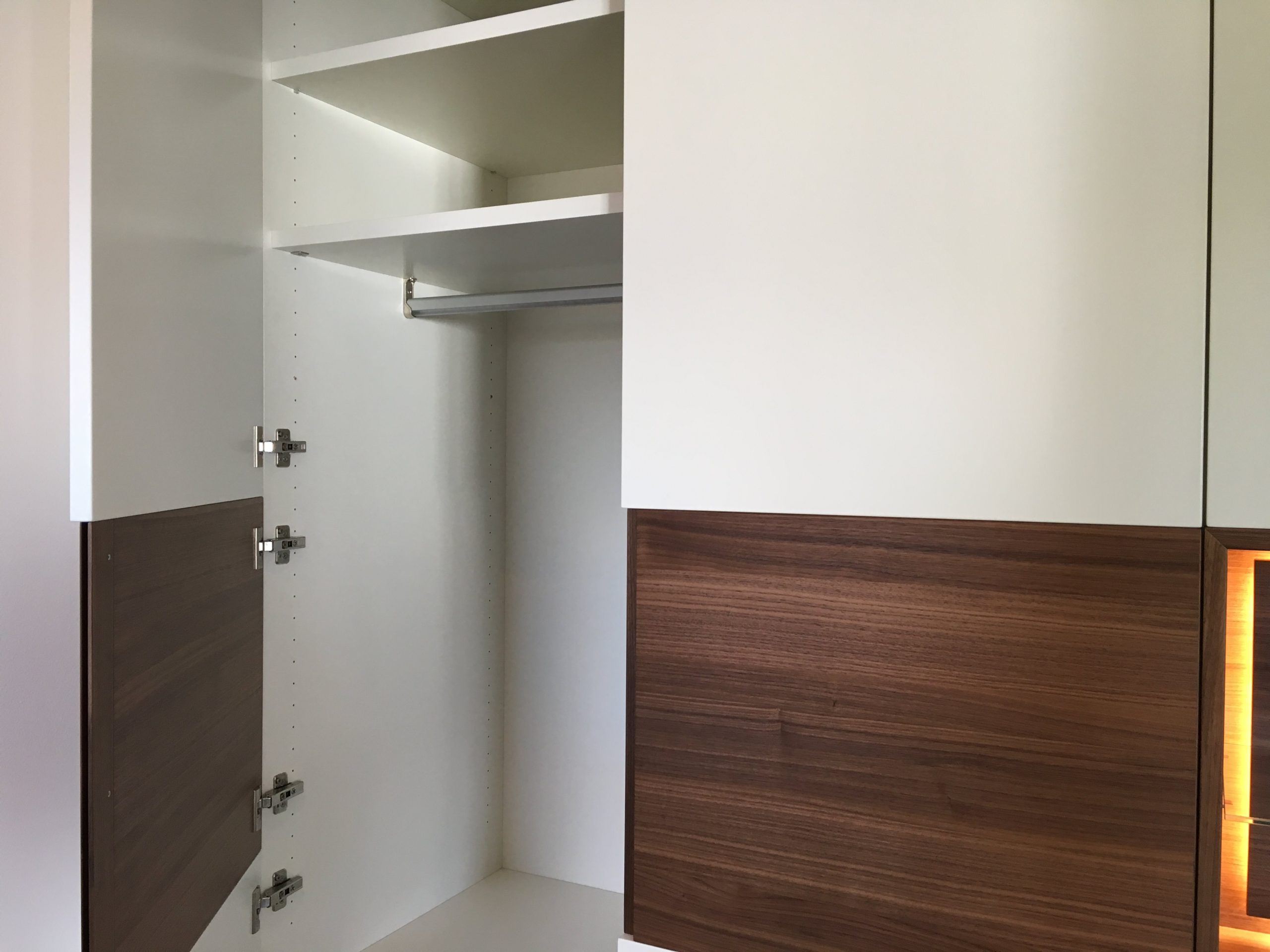 Garderobe in Nuss + Lack – Bild 11