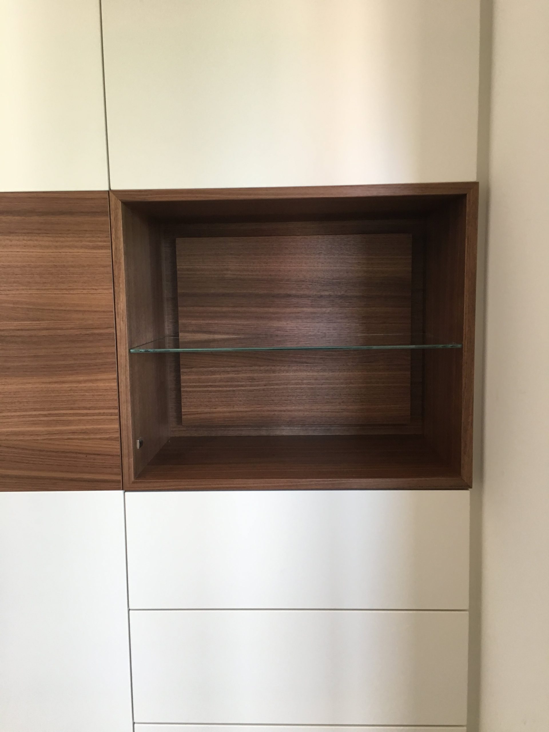 Garderobe in Nuss + Lack – Bild 4