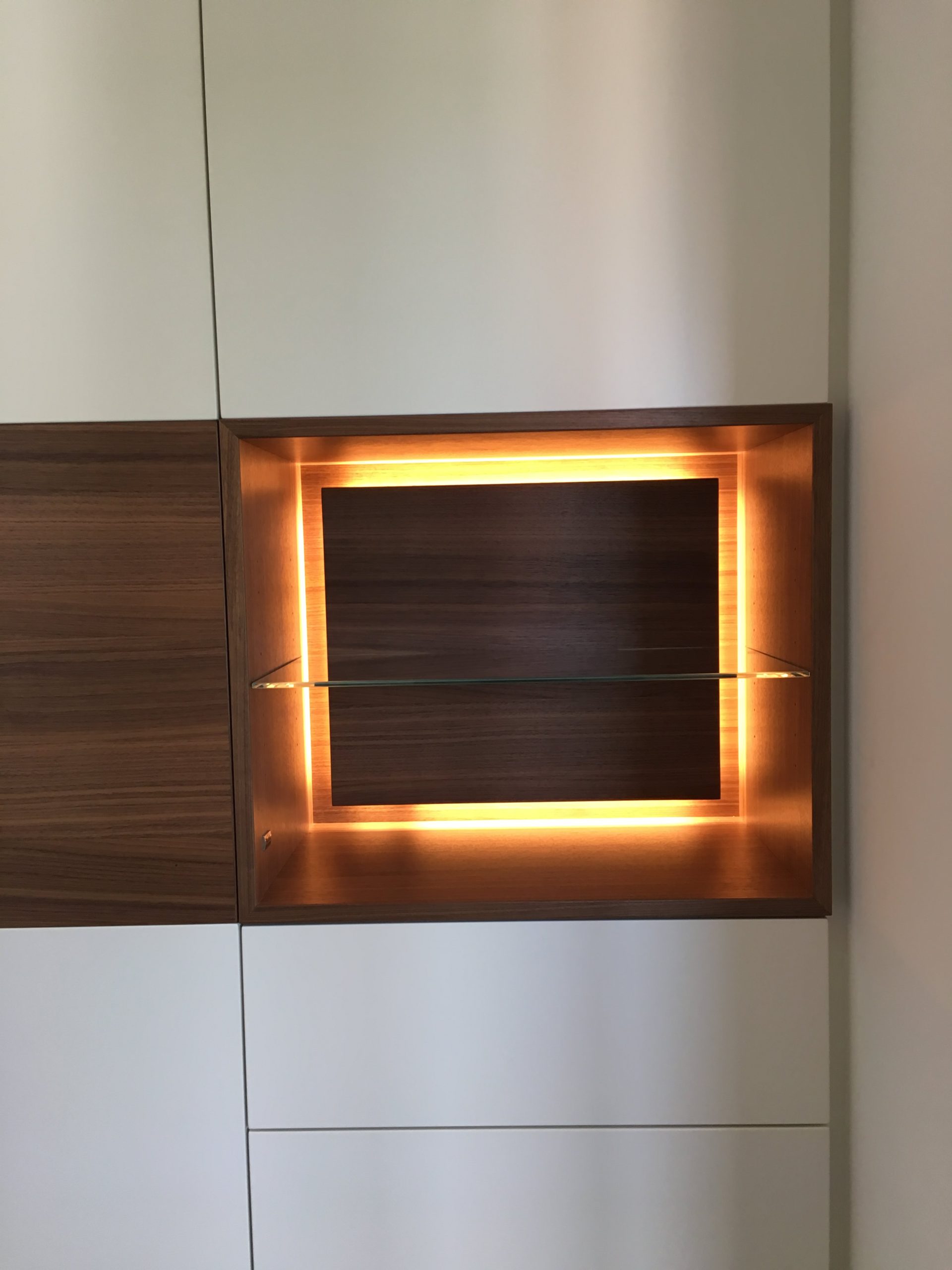 Garderobe in Nuss + Lack – Bild 5