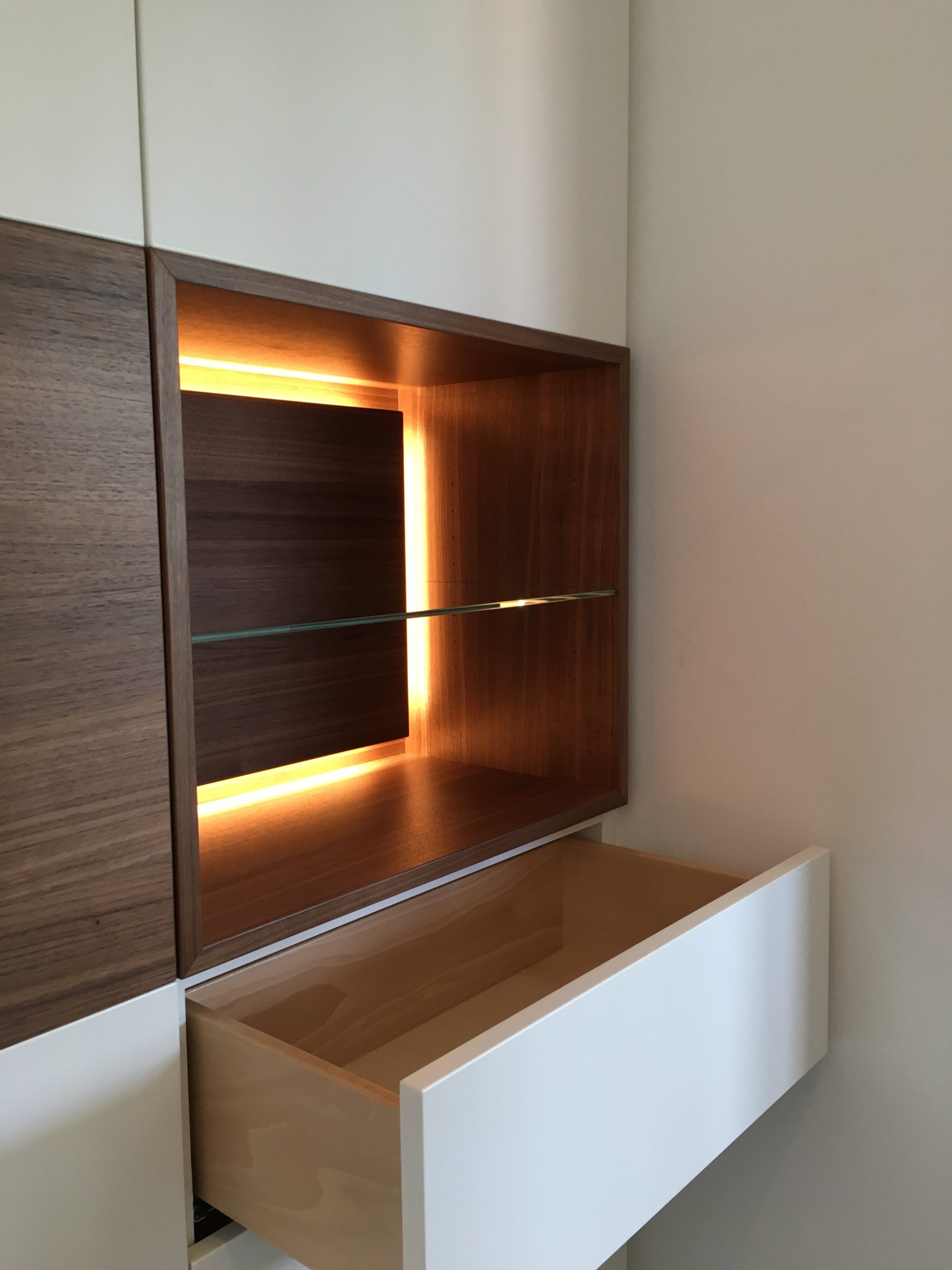 Garderobe in Nuss + Lack – Bild 6