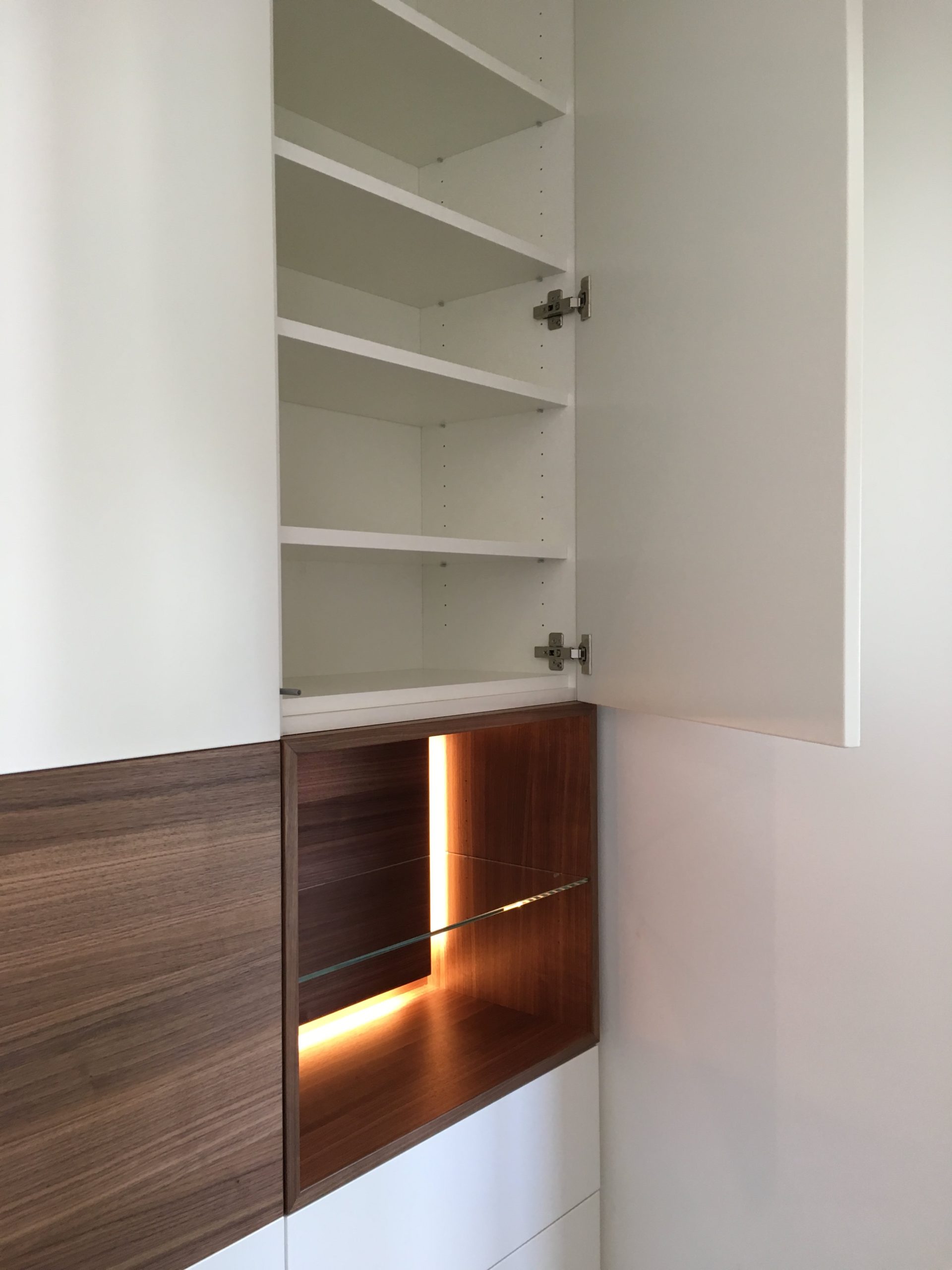 Garderobe in Nuss + Lack – Bild 7