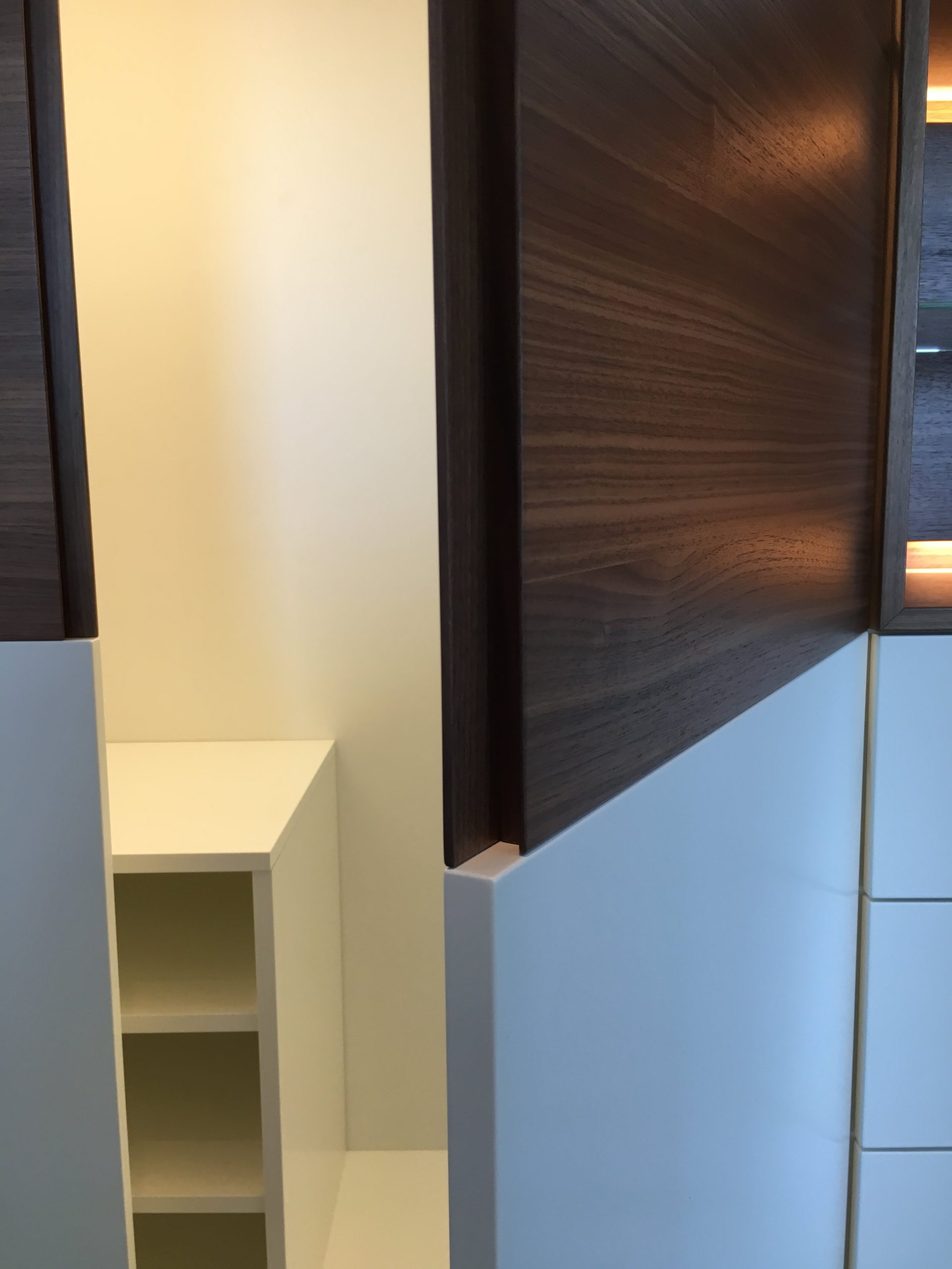 Garderobe in Nuss + Lack – Bild 8