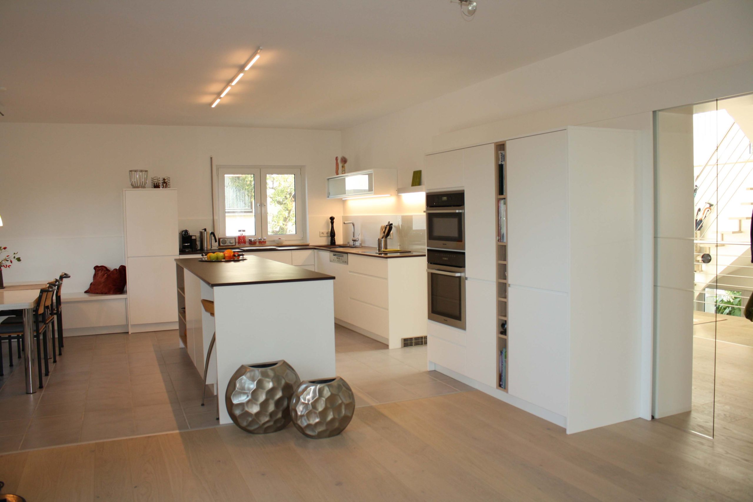 Offene Wohnküche mit Eckbank im Grünen – Bild 3