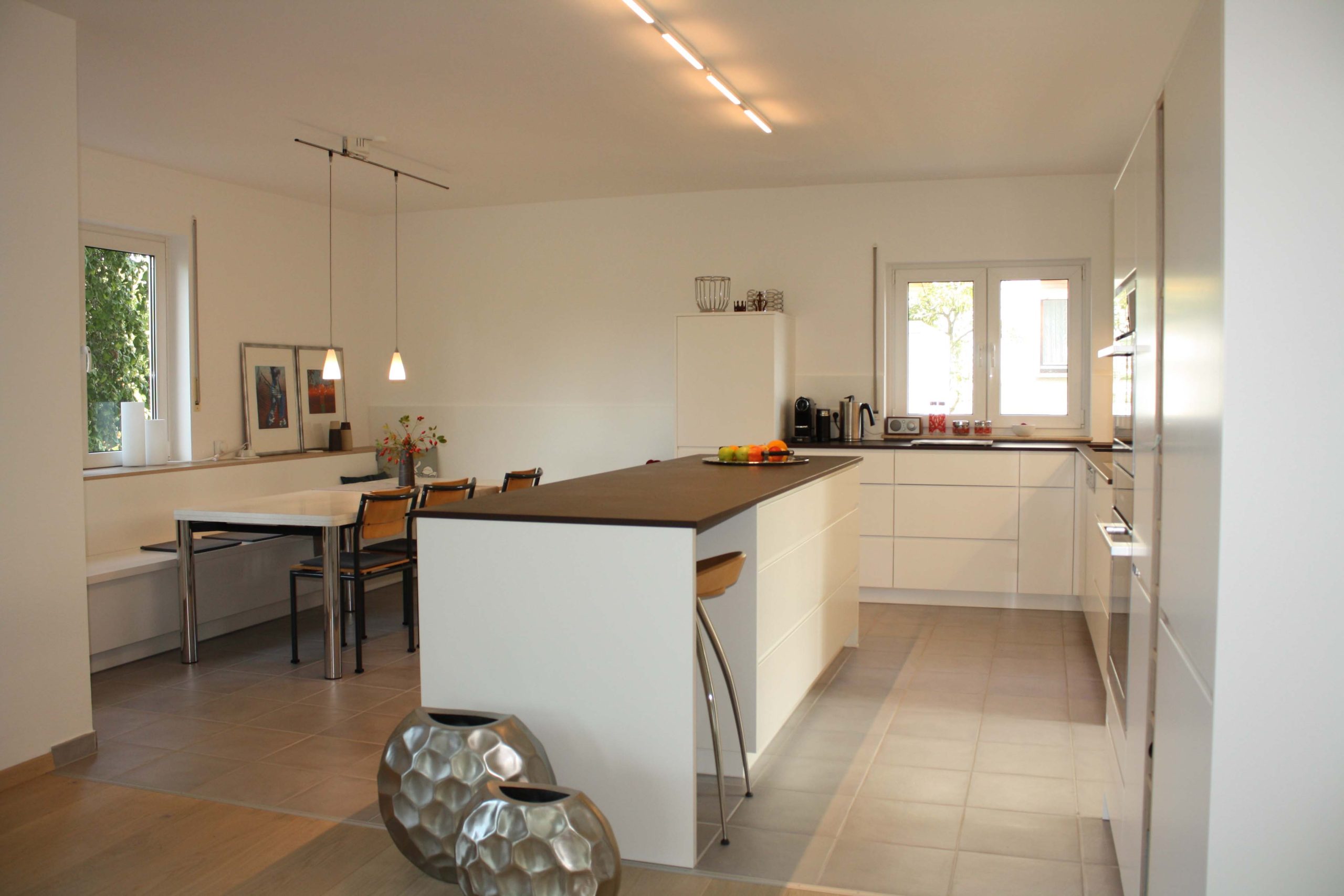 Offene Wohnküche mit Eckbank im Grünen – Bild 4
