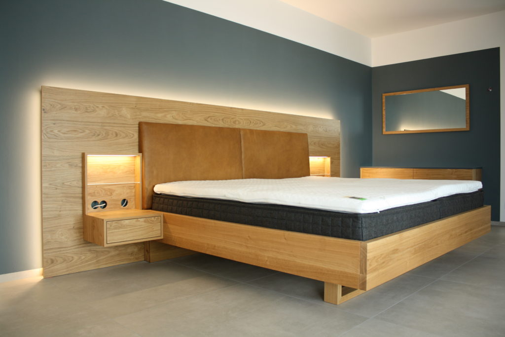Schlafzimmer in Asteiche, Sattelleder, blau + Woodspring