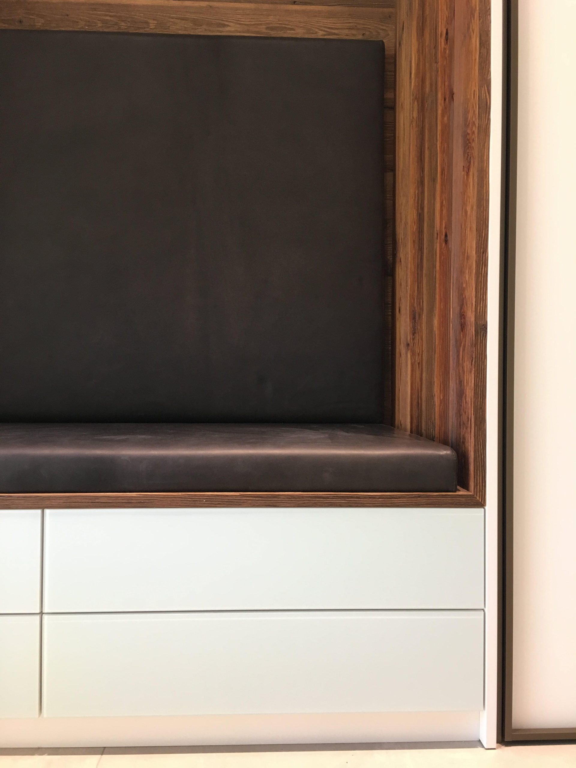 Garderobe mit Sitznische in Altholz – Bild 9