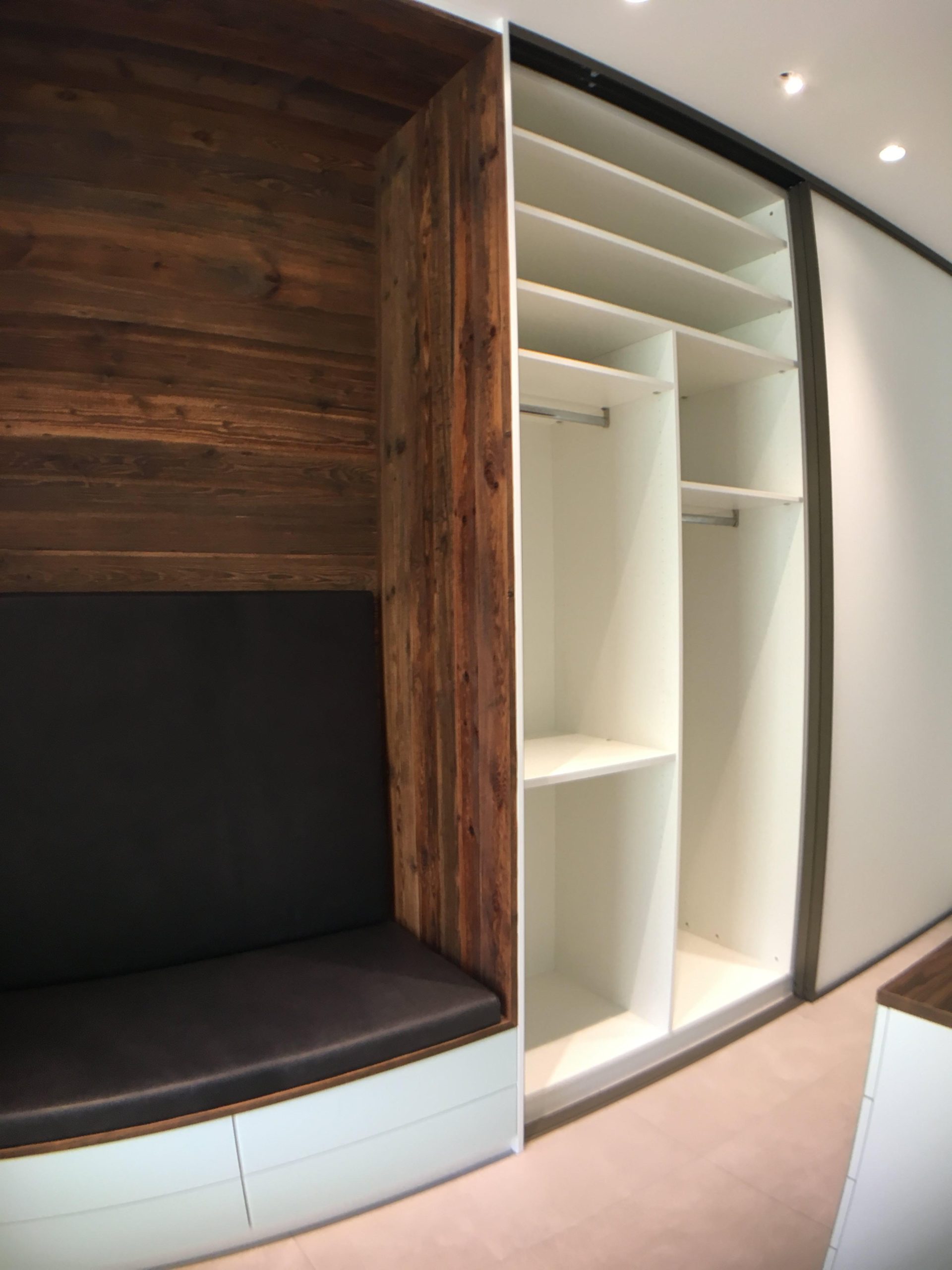 Garderobe mit Sitznische in Altholz – Bild 8