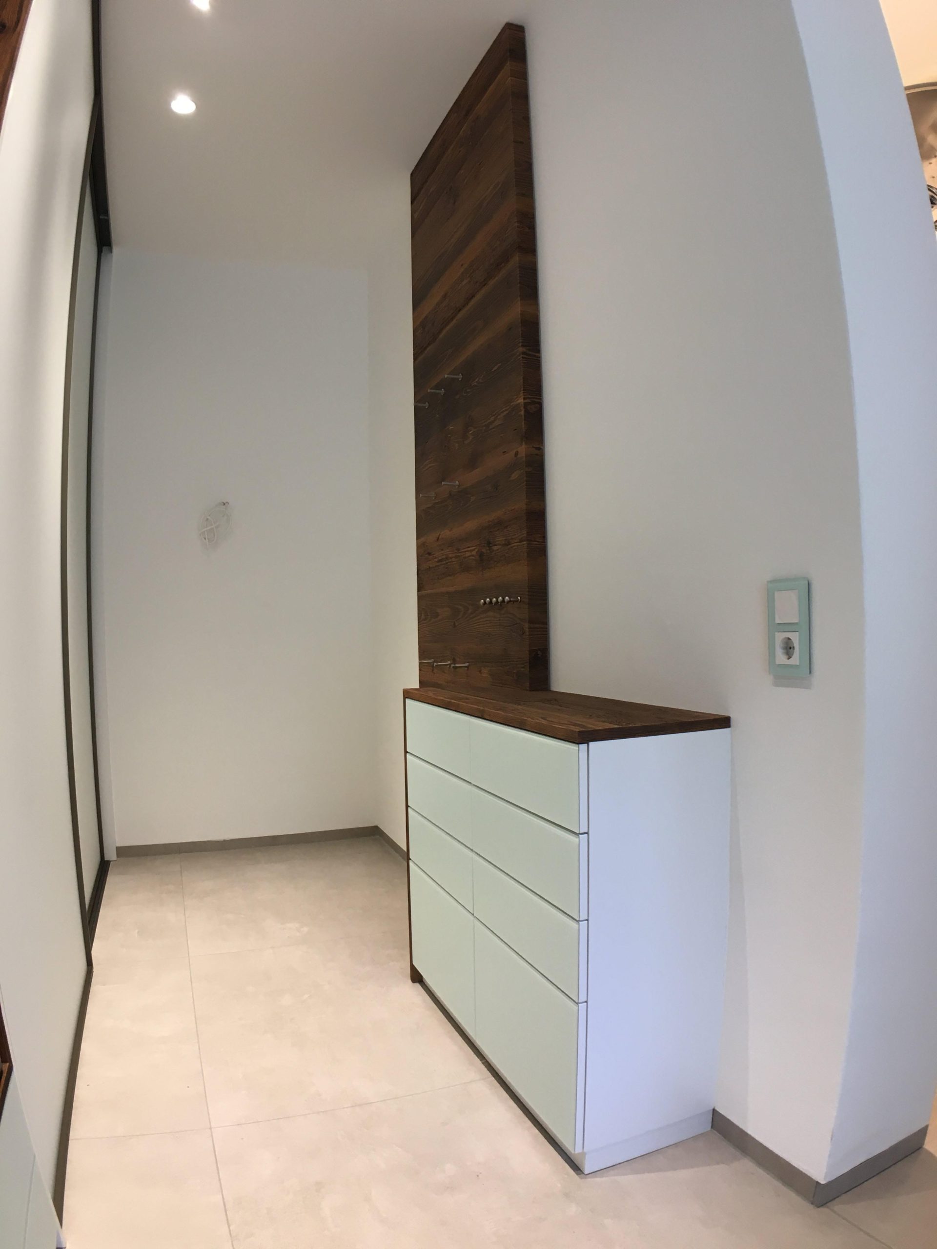 Garderobe mit Sitznische in Altholz – Bild 7