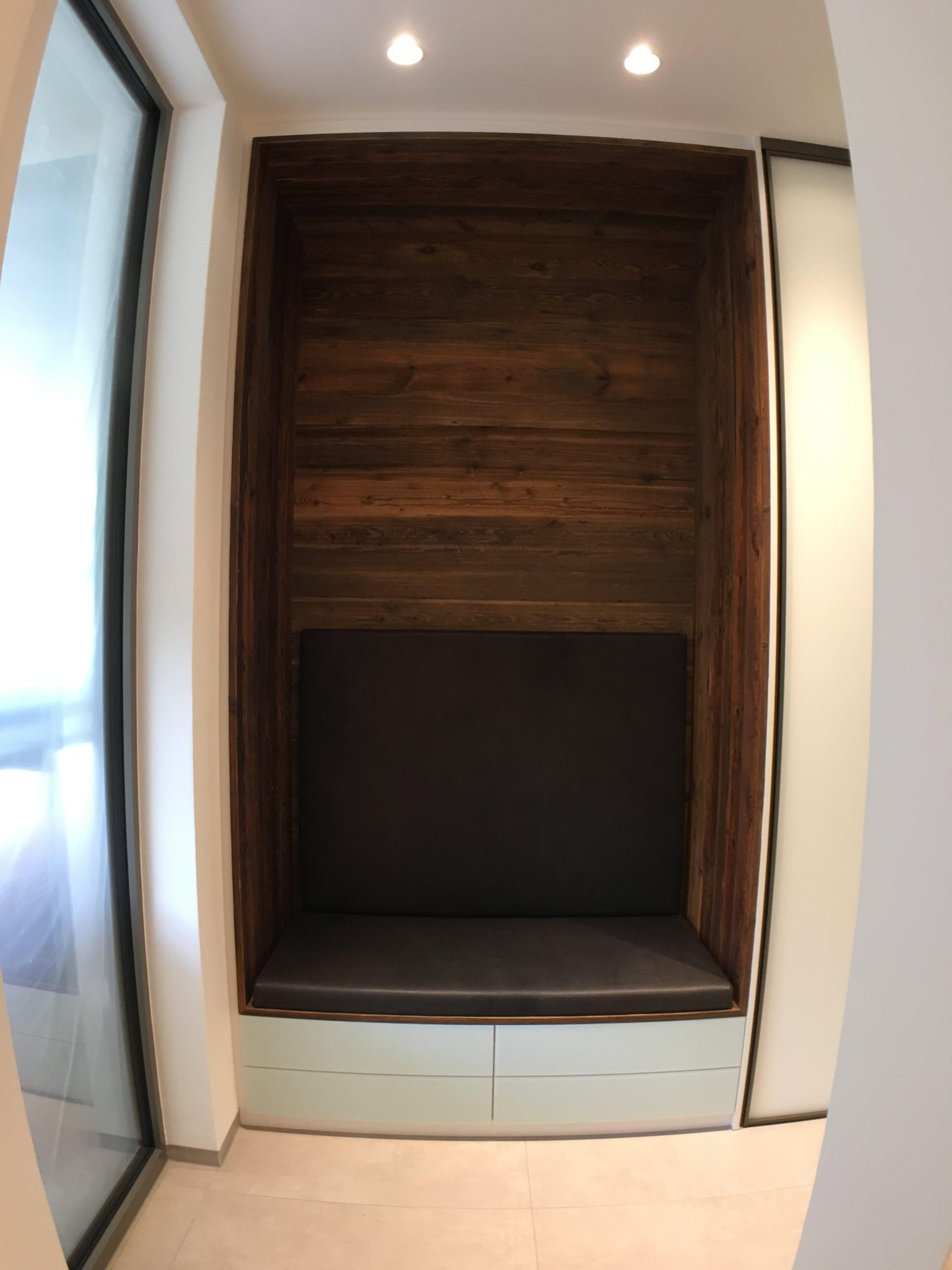 Garderobe mit Sitznische in Altholz – Bild 6