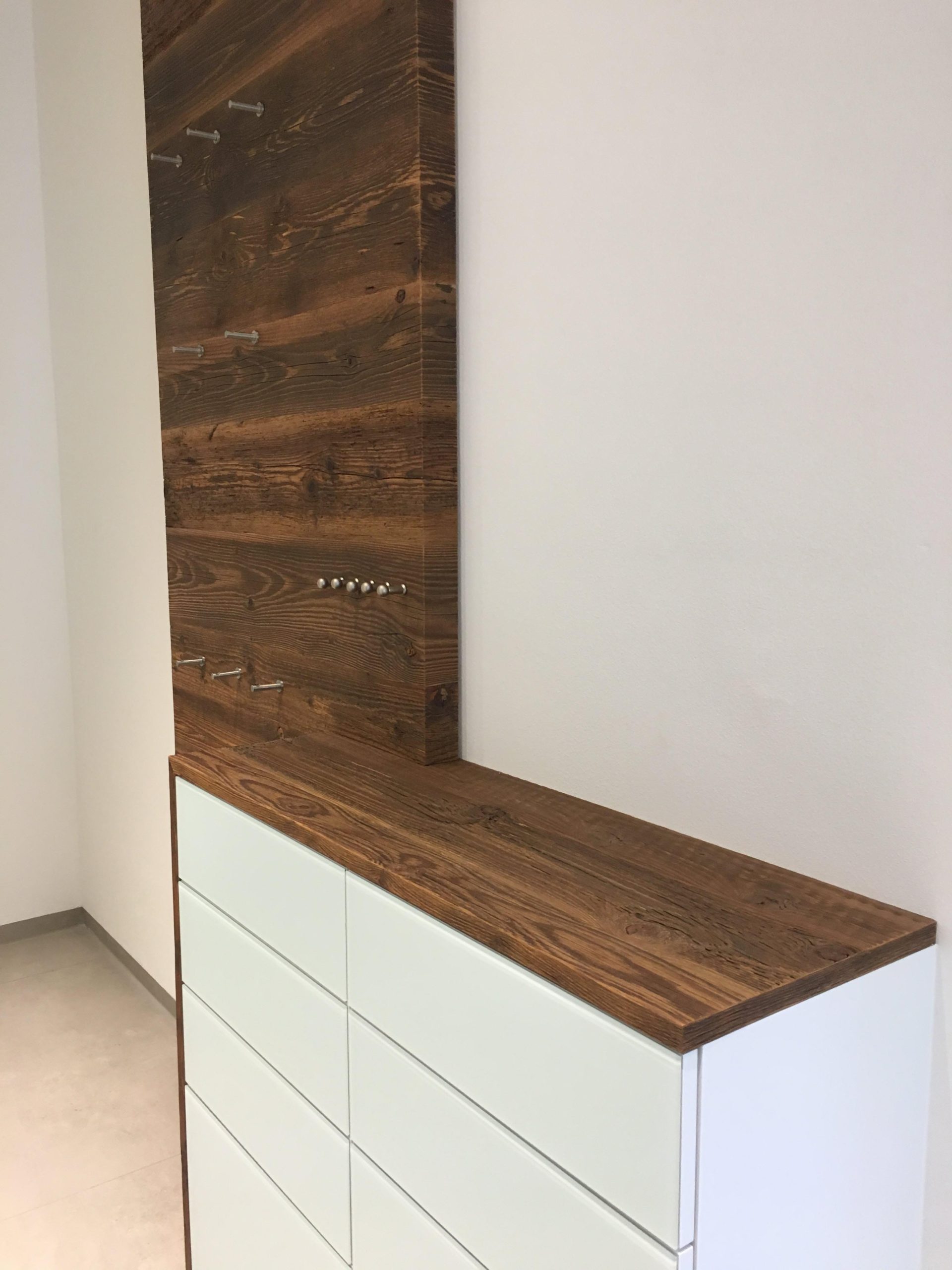 Garderobe mit Sitznische in Altholz – Bild 4