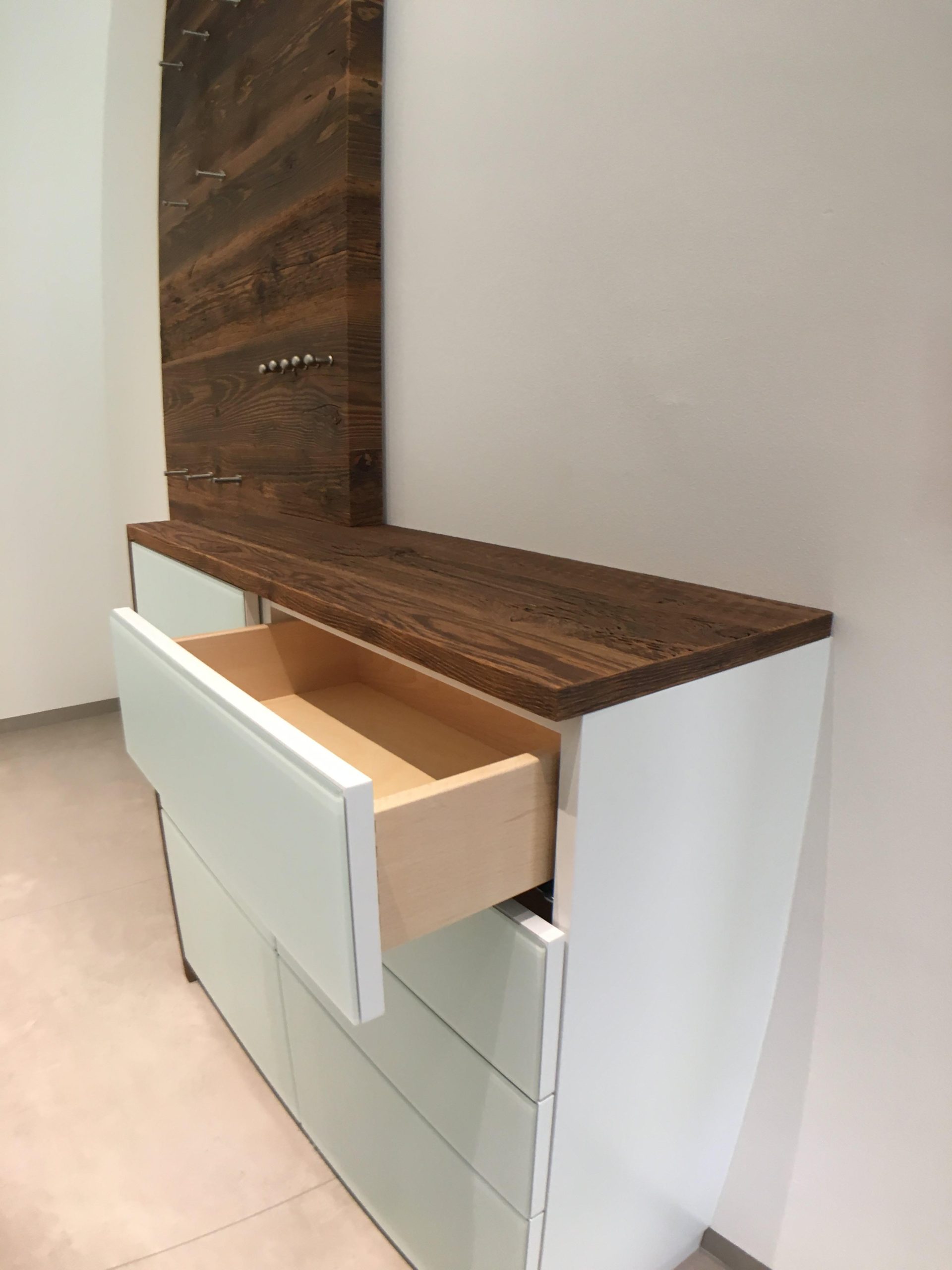 Garderobe mit Sitznische in Altholz – Bild 11