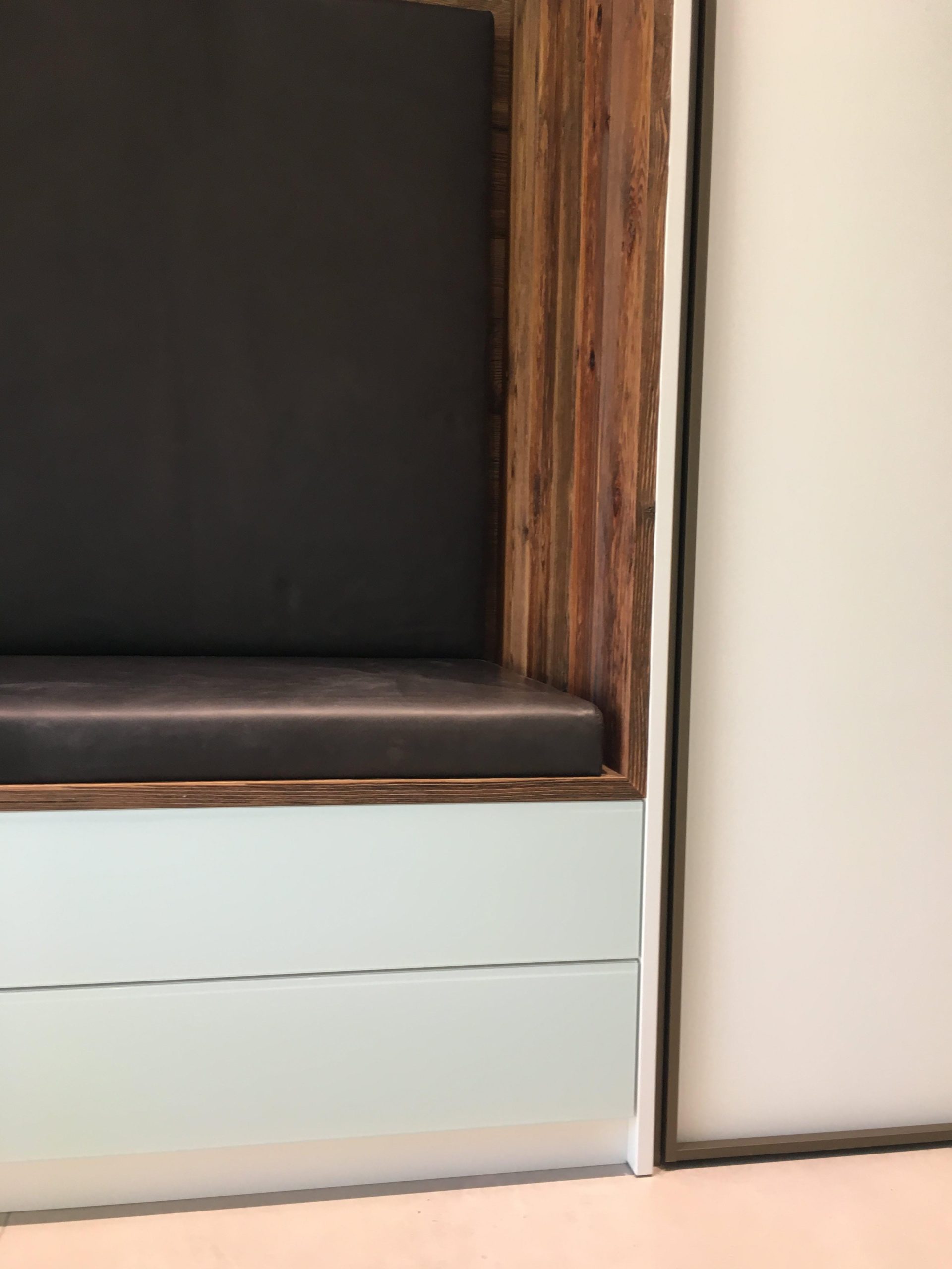 Garderobe mit Sitznische in Altholz – Bild 10