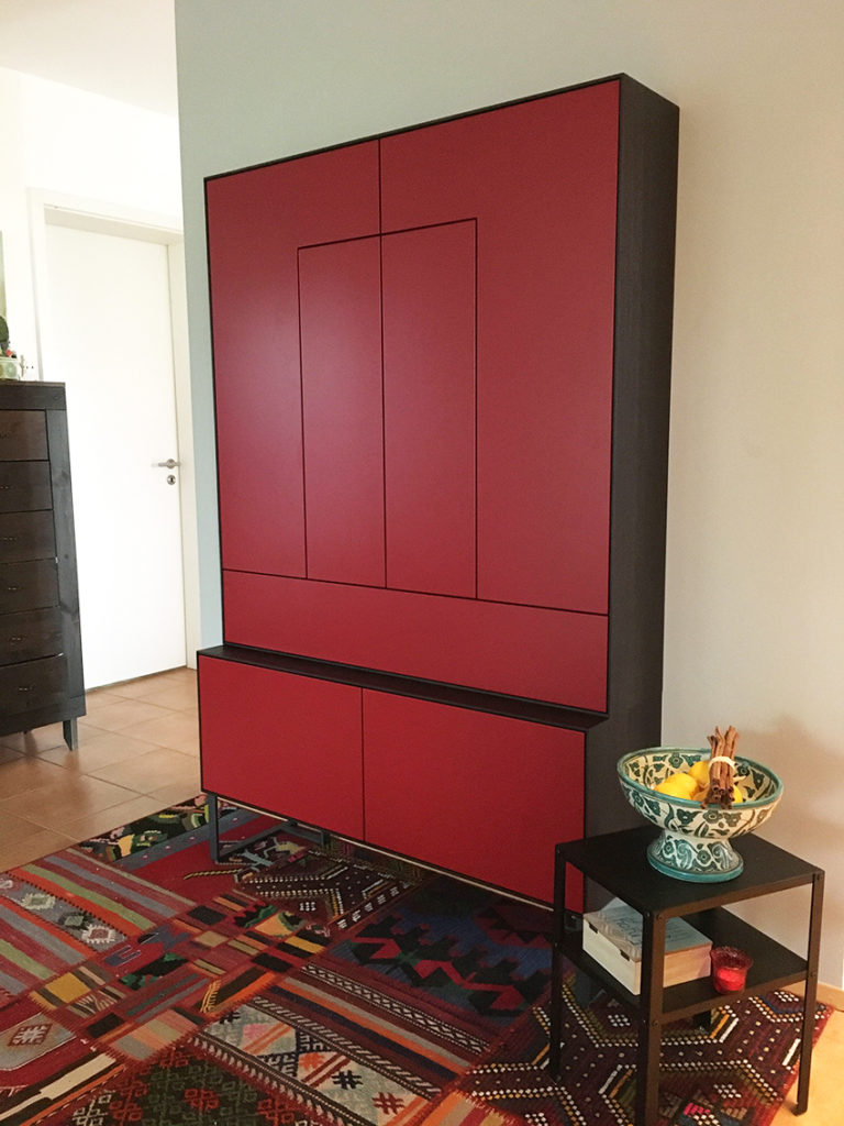 Design-Schrank in rot mit Räuchereiche