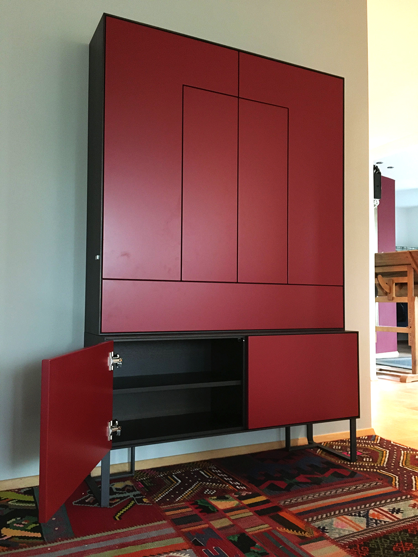 Design-Schrank in Rot mit Räuchereiche – Bild 10