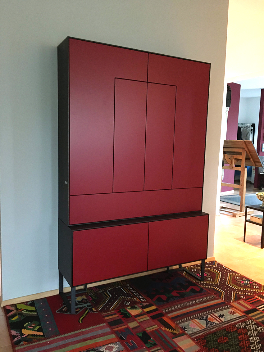 Design-Schrank in Rot mit Räuchereiche – Bild 11