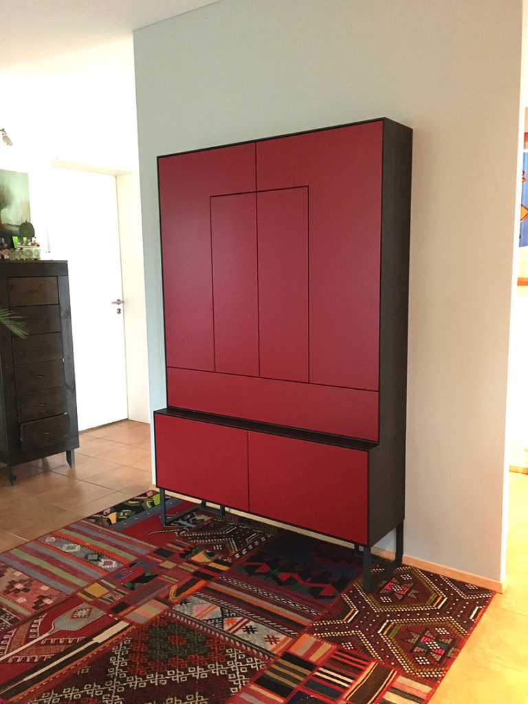 Design-Schrank in Rot mit Räuchereiche