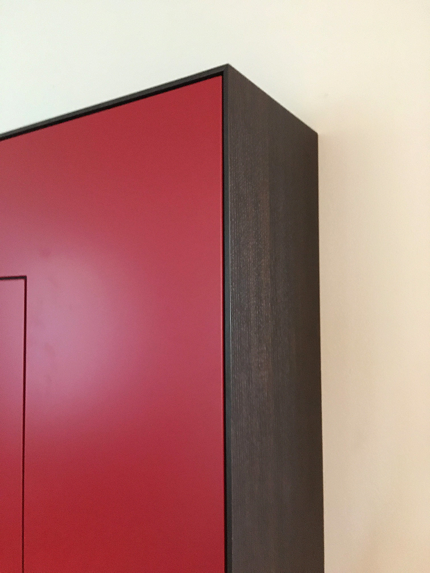 Design-Schrank in Rot mit Räuchereiche – Bild 4