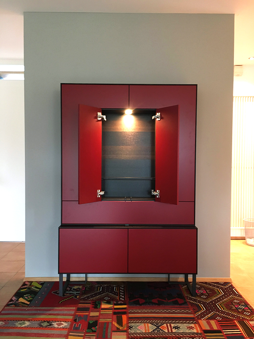 Design-Schrank in Rot mit Räuchereiche – Bild 5
