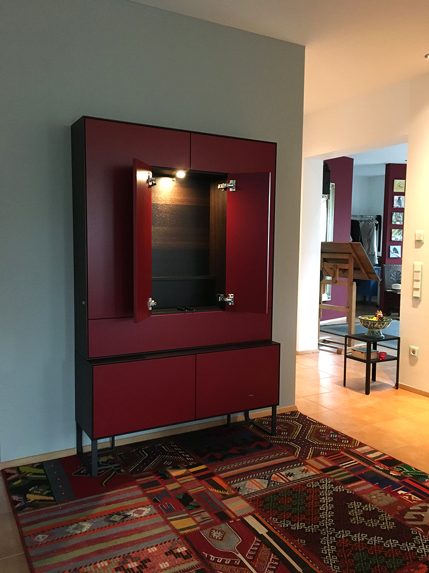 Design-Schrank in Rot mit Räuchereiche – Bild 6