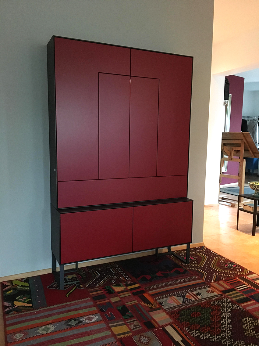 Design-Schrank in Rot mit Räuchereiche – Bild 7