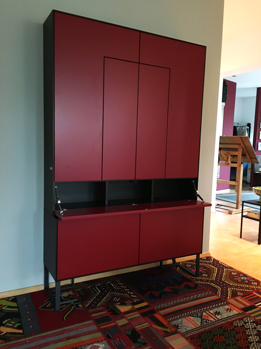 Design-Schrank in Rot mit Räuchereiche – Bild 8