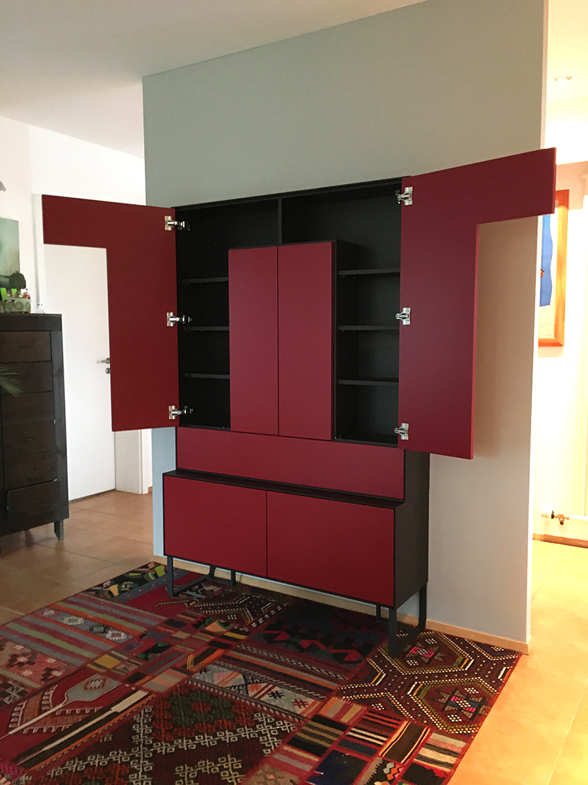 Design-Schrank in Rot mit Räuchereiche – Bild 9