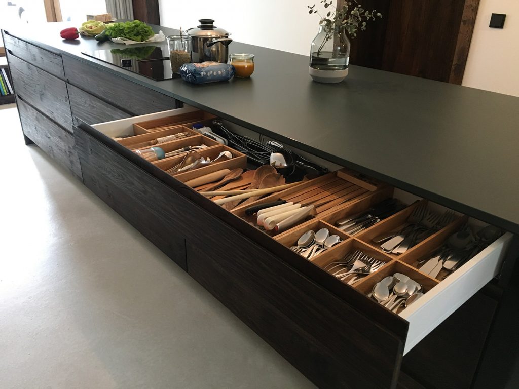 Kücheninsel aus Alteiche mit Besteckschublade aus Holz