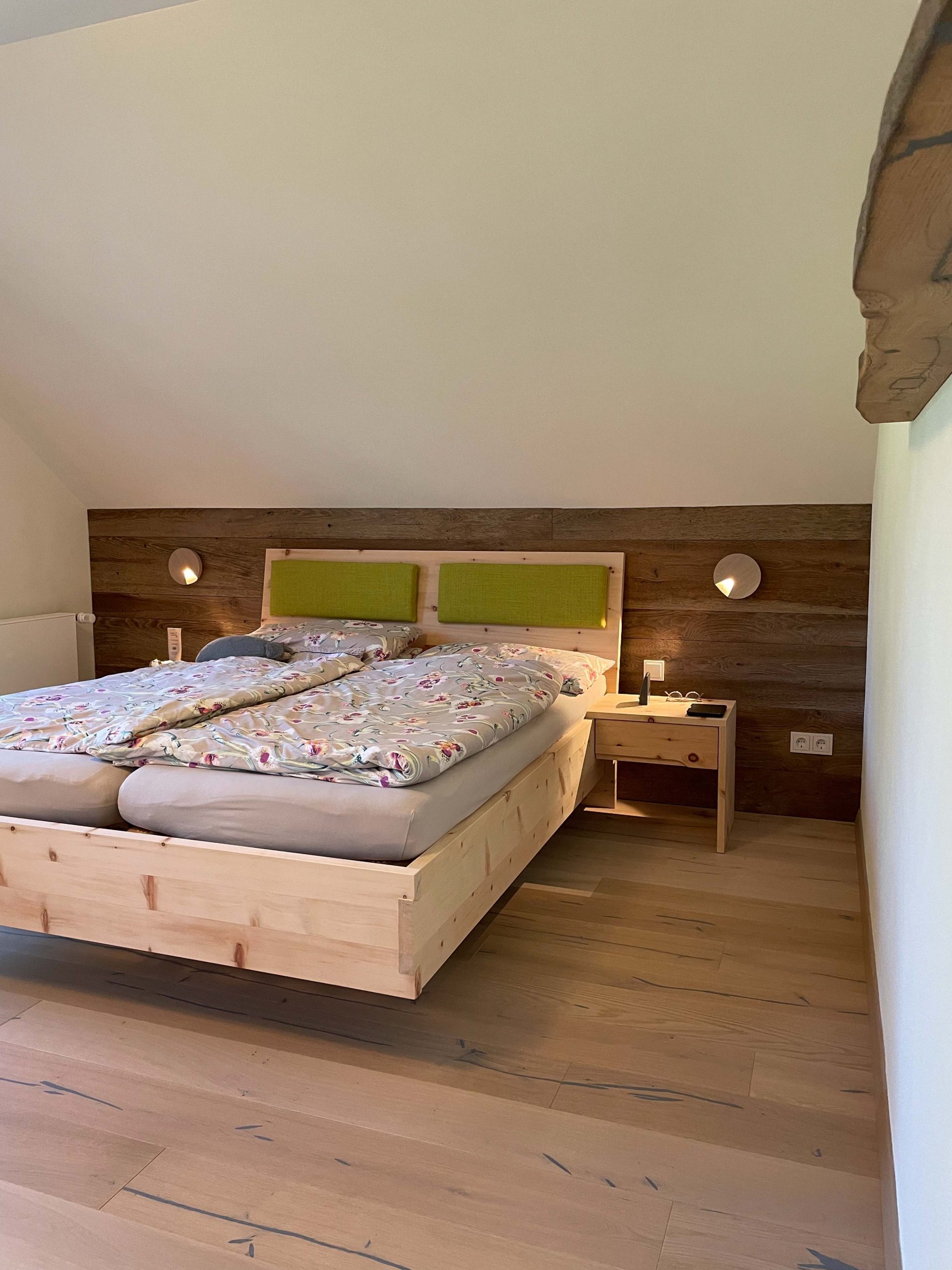 Schlafzimmer in Alteiche + Zirbe – Bild 10