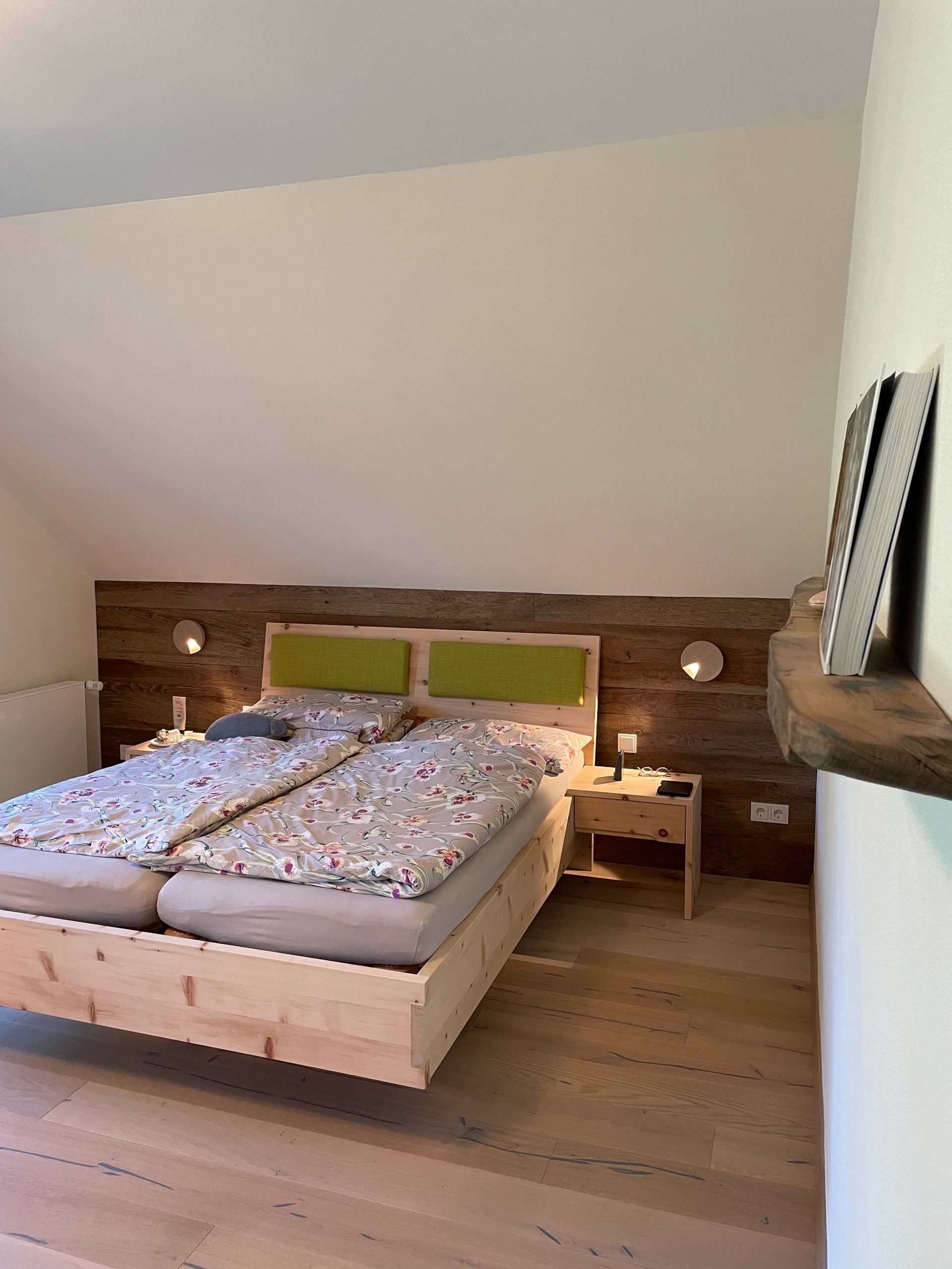 Schlafzimmer in Alteiche + Zirbe – Bild 11