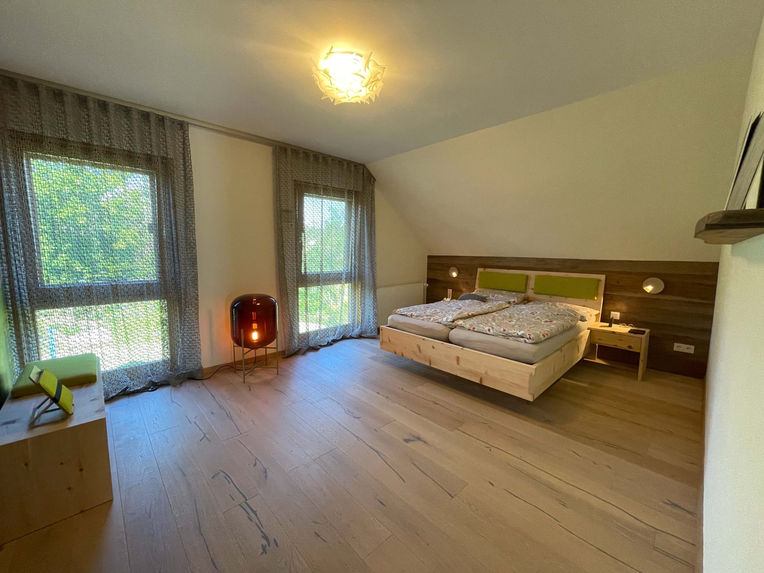 Schlafzimmer in Alteiche + Zirbe – Bild 7