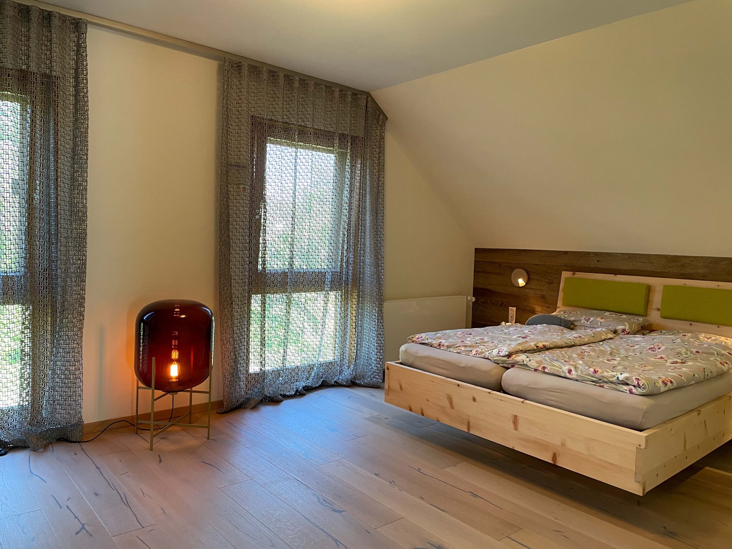 Schlafzimmer in Alteiche + Zirbe – Bild 8