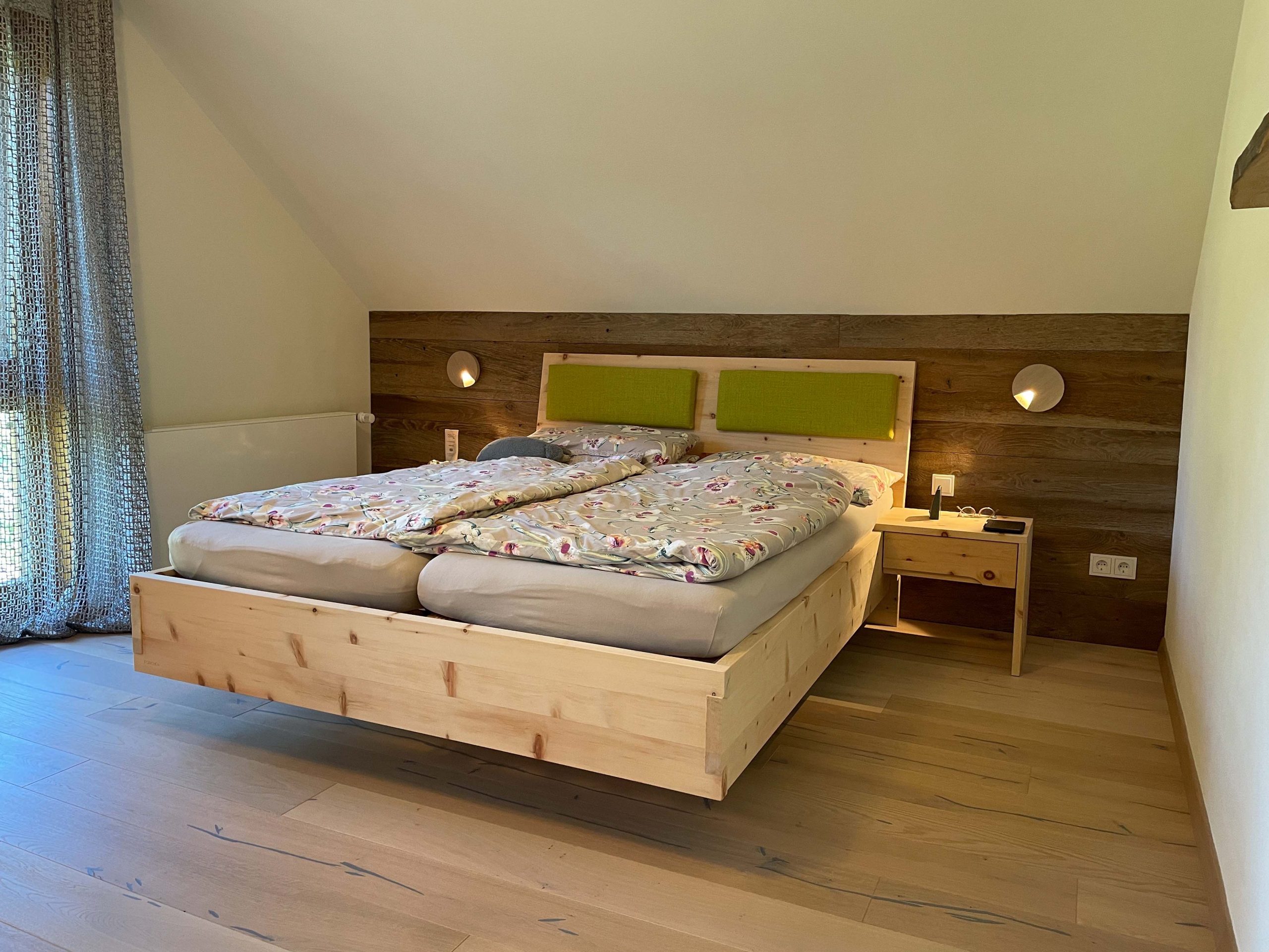Schlafzimmer in Alteiche + Zirbe – Bild 9