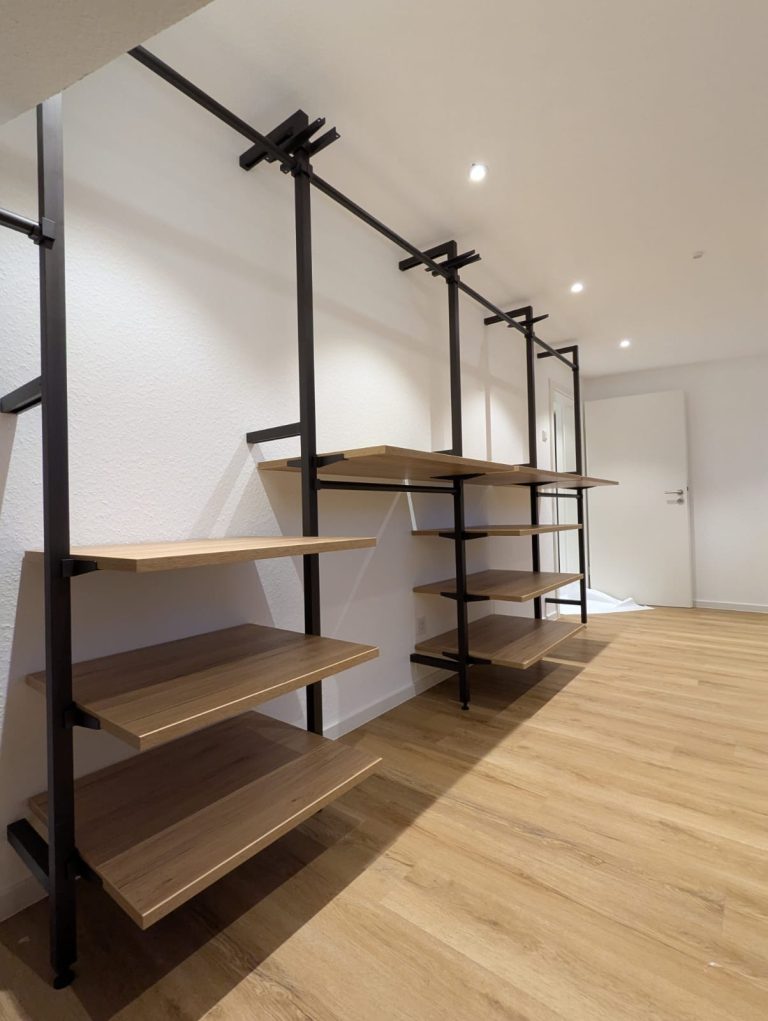 offenes Ankleidezimmer mit offenem Schranksystem – Bild 4