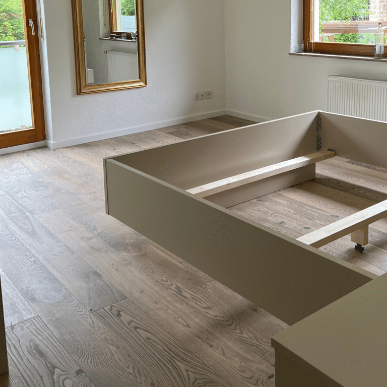 Polsterbett mit schwebenden Nachttischen und Schiebetürenschrank – Bild 8