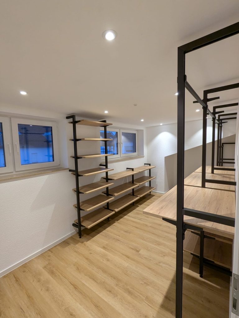 offenes Ankleidezimmer mit offenem Schranksystem – Bild 5