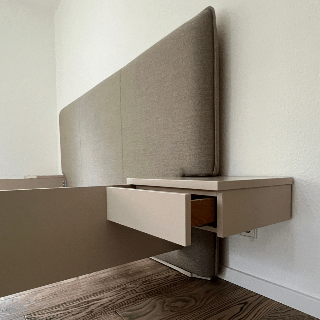 Polsterbett mit schwebenden Nachttischen und Schiebetürenschrank