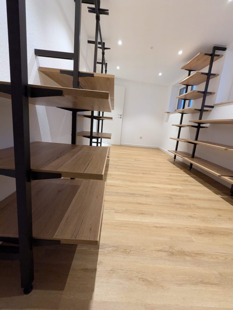 offenes Ankleidezimmer mit offenem Schranksystem – Bild 2