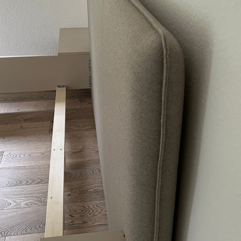 Polsterbett mit schwebenden Nachttischen und Schiebetürenschrank – Bild 3