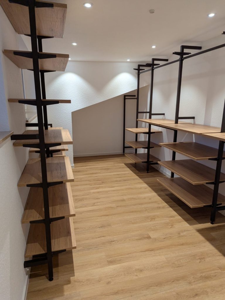 offenes Ankleidezimmer mit offenem Schranksystem – Bild 3