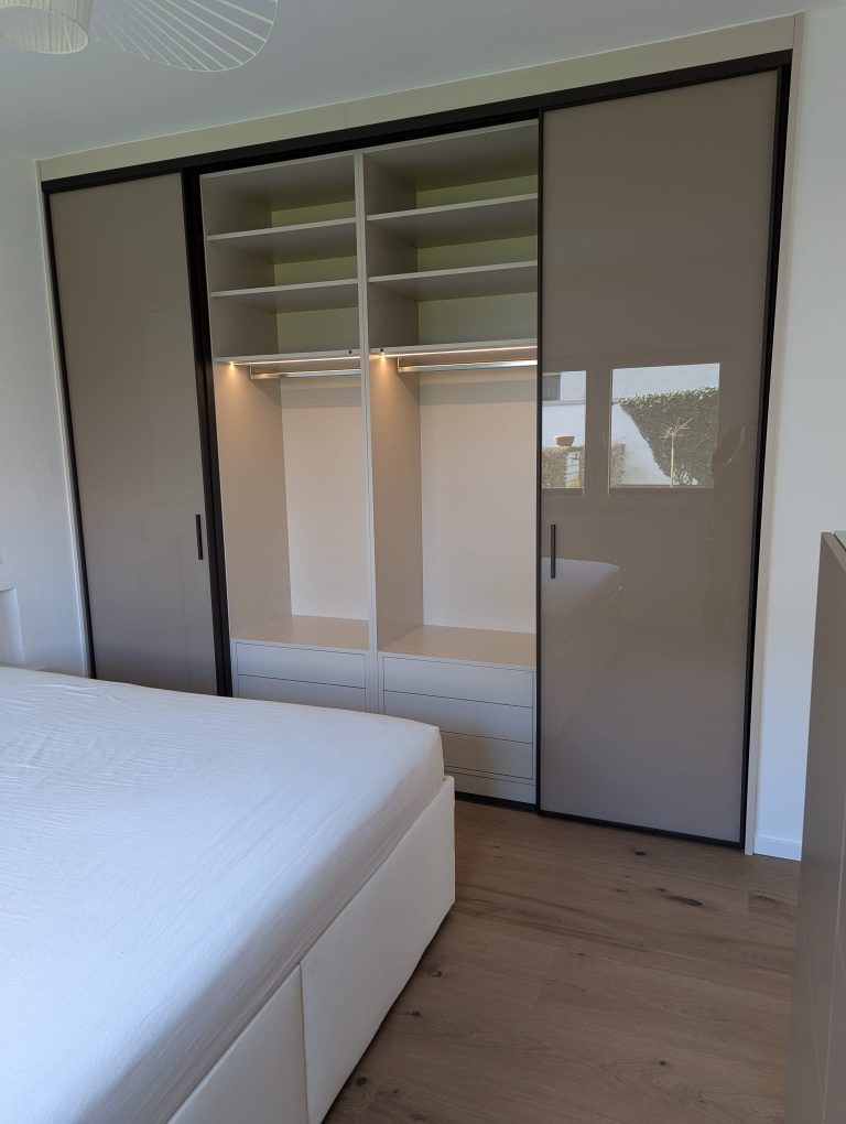 Einbauschrank mit Schiebetüren – Bild 1