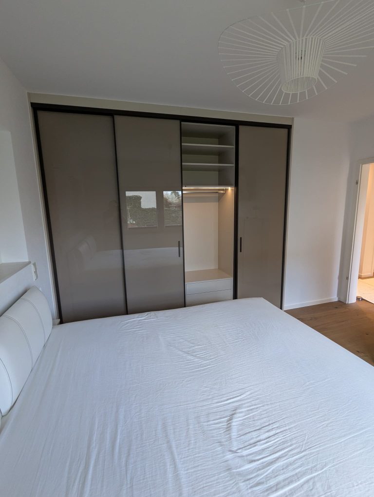 Einbauschrank mit Schiebetüren – Bild 2