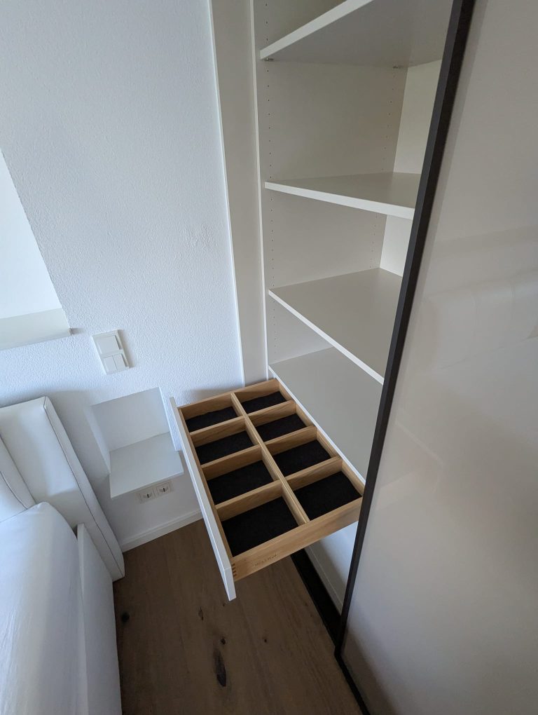 Einbauschrank mit Schiebetüren – Bild 8