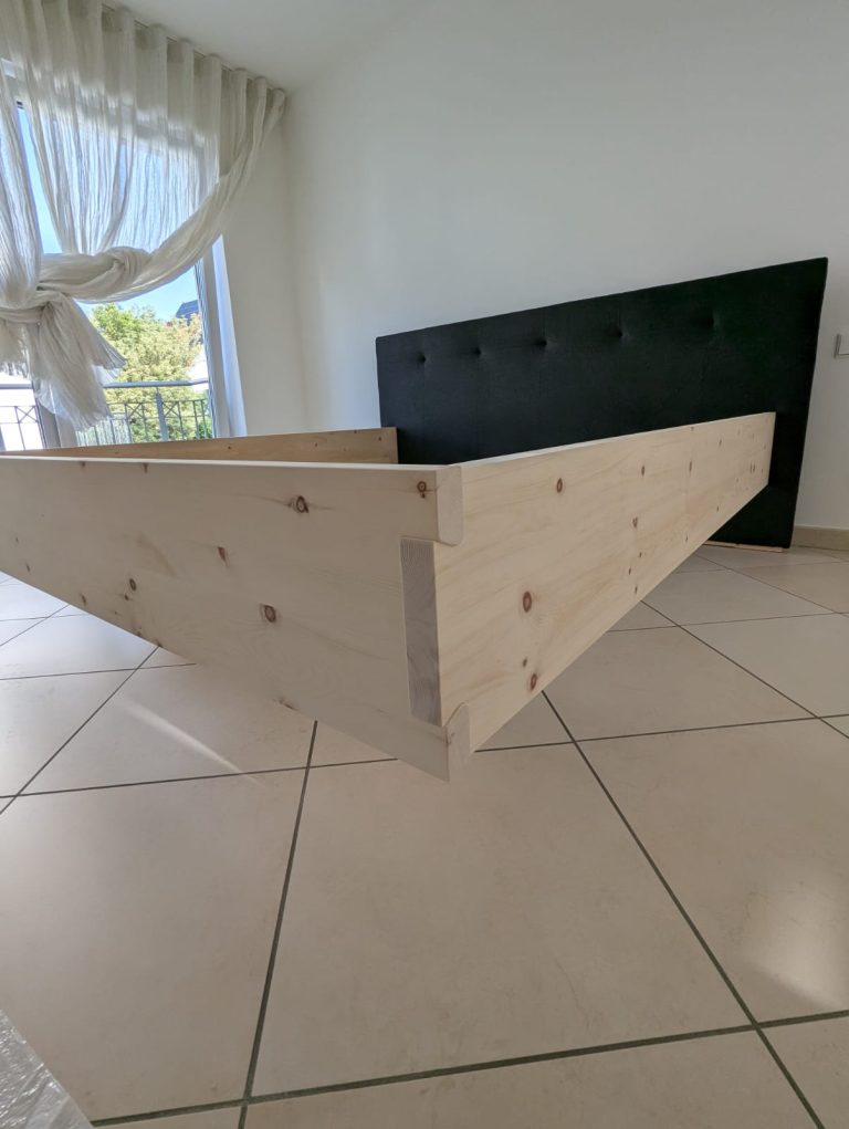 Zirbenbett mit Polsterkopfteil – Bild 1